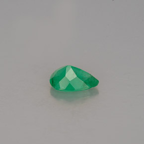 0.49カラットの天然グリーンエメラルド（6.5×4.6 mm・洋梨の形）