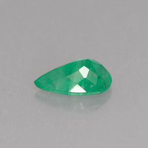0.69カラットの天然グリーンエメラルド（7.8×5 mm・洋梨の形）
