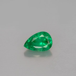 0.46カラットの天然グリーンエメラルド（6.4×4.4 mm・洋梨の形）