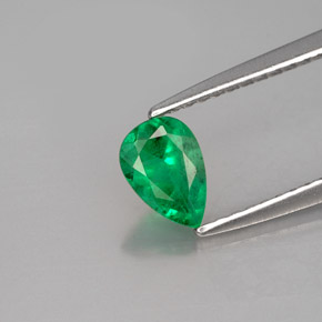 0.46カラットの天然グリーンエメラルド（6.4×4.4 mm・洋梨の形）
