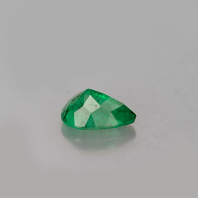 0.46カラットの天然グリーンエメラルド（6.4×4.4 mm・洋梨の形）