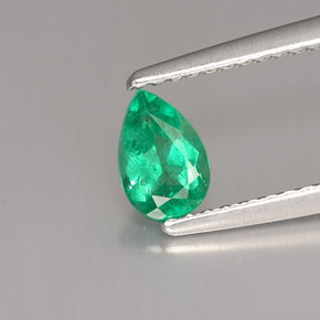 0.43カラットの天然グリーンエメラルド（6.1×4.1 mm・洋梨の形）