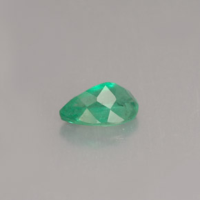 0.43カラットの天然グリーンエメラルド（6.1×4.1 mm・洋梨の形）