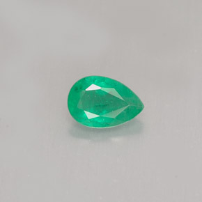 0.37カラットの天然グリーンエメラルド（6×4.1 mm・洋梨の形）