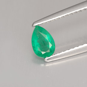 0.37カラットの天然グリーンエメラルド（6×4.1 mm・洋梨の形）