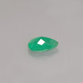 0.37カラットの天然グリーンエメラルド（6×4.1 mm・洋梨の形）