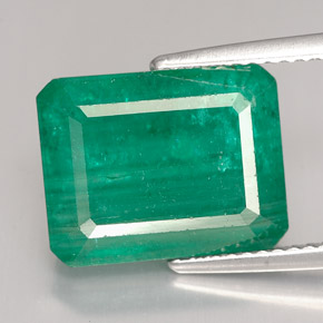 7.55カラットの天然グリーンエメラルド（13.2×10.3 mm・エメラルドカット）