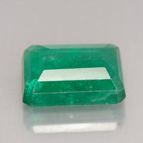 7.55カラットの天然グリーンエメラルド（13.2×10.3 mm・エメラルドカット）