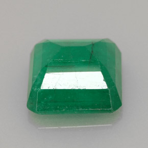 4.15カラットの天然グリーンエメラルド（10.6×9.7 mm・エメラルドカット）