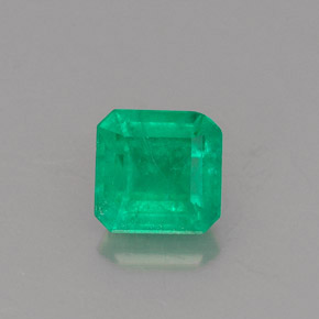 0.88カラットの天然グリーンエメラルド（5.8×5.7 mm・エメラルドカット）