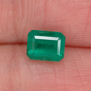0.79カラットの天然グリーンエメラルド（5.7×4.5 mm・エメラルドカット）