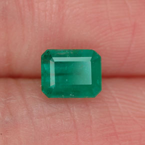 0.79カラットの天然グリーンエメラルド（5.7×4.5 mm・エメラルドカット）