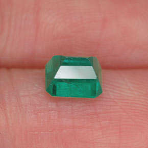0.79カラットの天然グリーンエメラルド（5.7×4.5 mm・エメラルドカット）