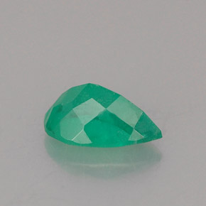 0.61カラットの天然グリーンエメラルド（7.3×5 mm・洋梨の形）