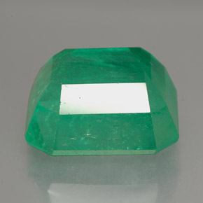 13.13カラットの天然グリーンエメラルド（14.4×13.8 mm・エメラルドカット）