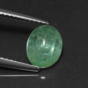 1.73カラットの天然グリーンエメラルド（8.4×6.7 mm・オーバルカット）