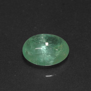 1.73カラットの天然グリーンエメラルド（8.4×6.7 mm・オーバルカット）