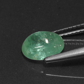 1.73カラットの天然グリーンエメラルド（8.4×6.7 mm・オーバルカット）