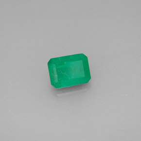 0.71カラットの天然グリーンエメラルド（6.2×4.6 mm・エメラルドカット）
