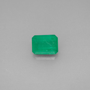 0.71カラットの天然グリーンエメラルド（6.2×4.6 mm・エメラルドカット）