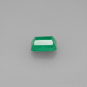 0.71カラットの天然グリーンエメラルド（6.2×4.6 mm・エメラルドカット）