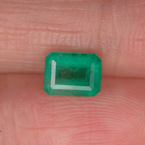 0.73カラットの天然グリーンエメラルド（6.3×4.8 mm・エメラルドカット）