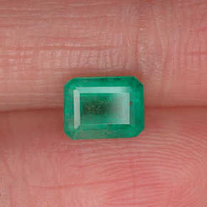 0.73カラットの天然グリーンエメラルド（6.3×4.8 mm・エメラルドカット）