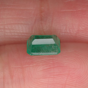 0.73カラットの天然グリーンエメラルド（6.3×4.8 mm・エメラルドカット）