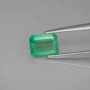 0.72カラットの天然グリーンエメラルド（6.6×5.1 mm・エメラルドカット）