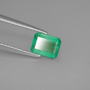 0.72カラットの天然グリーンエメラルド（6.6×5.1 mm・エメラルドカット）