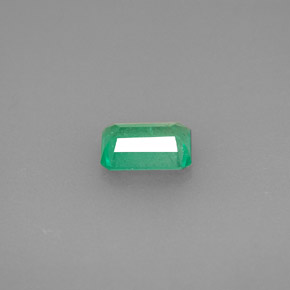 0.72カラットの天然グリーンエメラルド（6.6×5.1 mm・エメラルドカット）