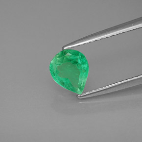 0.67カラットの天然グリーンエメラルド（6.6×5.6 mm・洋梨の形）