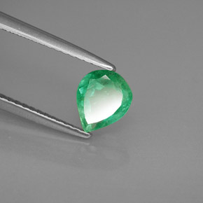0.67カラットの天然グリーンエメラルド（6.6×5.6 mm・洋梨の形）