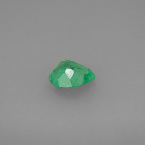 0.67カラットの天然グリーンエメラルド（6.6×5.6 mm・洋梨の形）