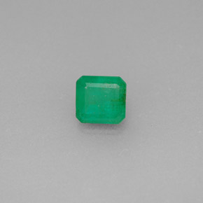 0.48カラットの天然グリーンエメラルド（4.7×4.4 mm・エメラルドカット）