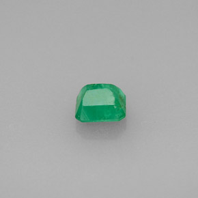 0.48カラットの天然グリーンエメラルド（4.7×4.4 mm・エメラルドカット）