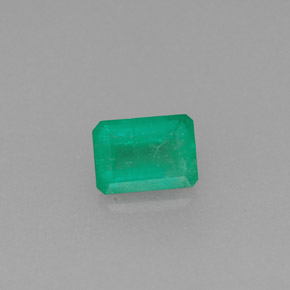 0.37カラットの天然グリーンエメラルド（5.1×3.7 mm・エメラルドカット）