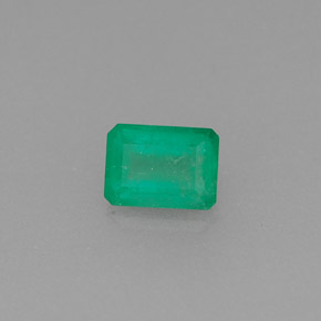 0.37カラットの天然グリーンエメラルド（5.1×3.7 mm・エメラルドカット）