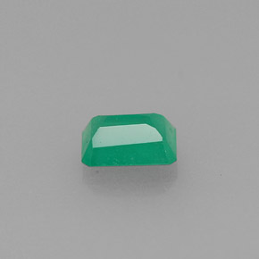 0.37カラットの天然グリーンエメラルド（5.1×3.7 mm・エメラルドカット）