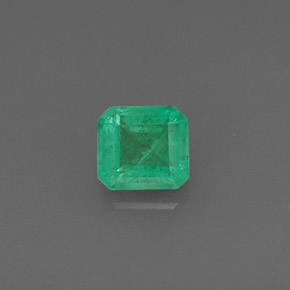 0.57カラットの天然グリーンエメラルド（5.3×4.8 mm・エメラルドカット）