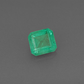 0.57カラットの天然グリーンエメラルド（5.3×4.8 mm・エメラルドカット）