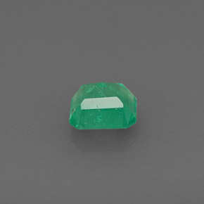 0.57カラットの天然グリーンエメラルド（5.3×4.8 mm・エメラルドカット）