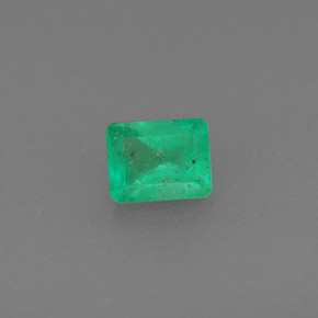 0.47カラットの天然グリーンエメラルド（5.3×4.2 mm・エメラルドカット）