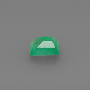 0.47カラットの天然グリーンエメラルド（5.3×4.2 mm・エメラルドカット）