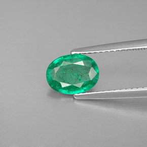 0.95カラットの天然グリーンエメラルド（8.1×6.1 mm・オーバルカット）