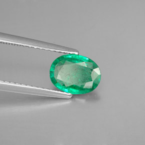 0.95カラットの天然グリーンエメラルド（8.1×6.1 mm・オーバルカット）