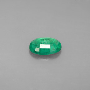 0.95カラットの天然グリーンエメラルド（8.1×6.1 mm・オーバルカット）