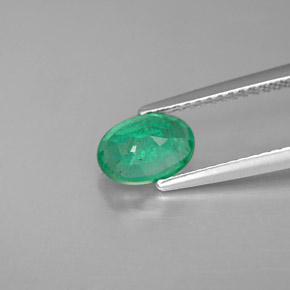 1.00カラットの天然グリーンエメラルド（7.6×5.3 mm・オーバルカット）