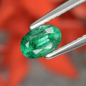 0.48カラットの天然グリーンエメラルド（6.2×4.2 mm・オーバルカット）