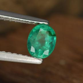 0.48カラットの天然Cool Green エメラルド（5.4×4.2 mm・オーバルカット）